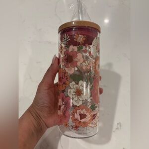 Clementine glass cup w/ a bamboo lid and plastic straw featuring a floral design